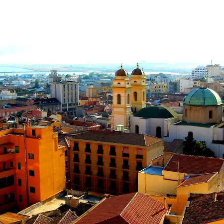 Light And Airy With Bathroom + Breakfast Cagliari