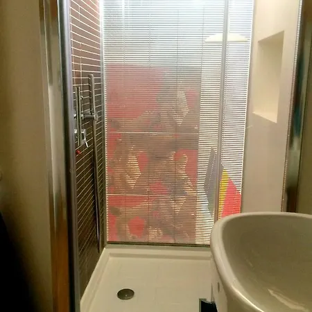 בית אירוח Light And Airy With Bathroom + Breakfast *