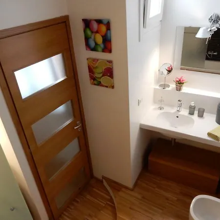 Light And Airy With Bathroom + Breakfast קליארי