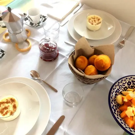 בית אירוח Light And Airy With Bathroom + Breakfast *
